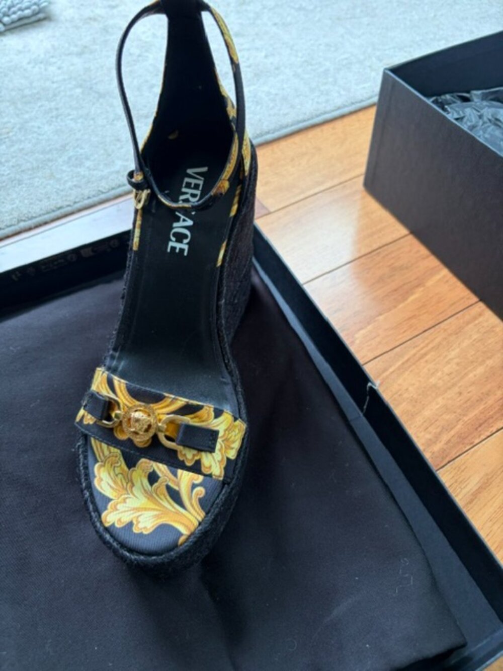 Versace - Picture 6 of 7